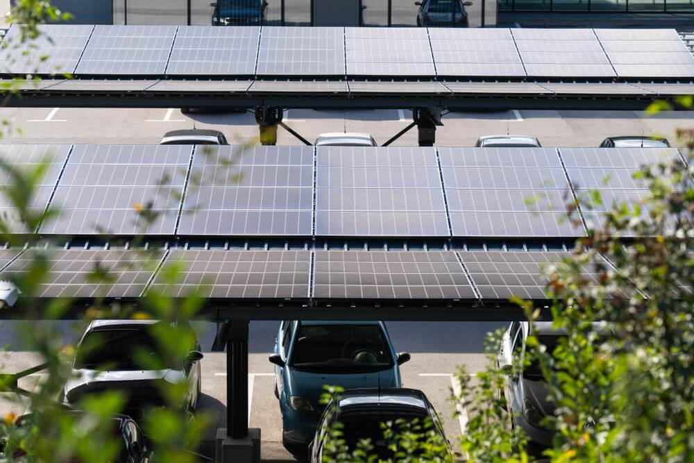 Parking avec des panneaux solaires
